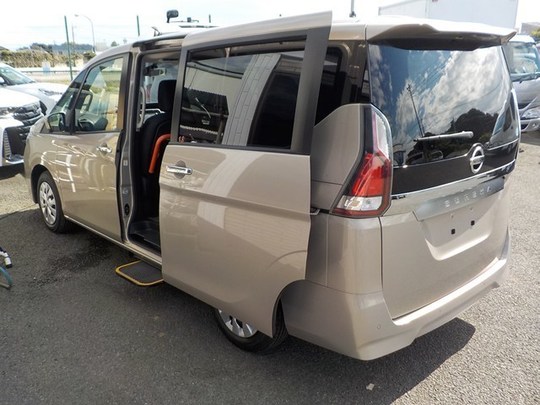 日産セレナ（福祉車両 回転昇降シート車）の買取相場チェック（買取事例）